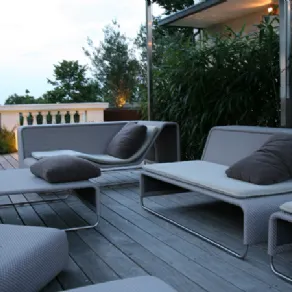veduta su terrazzo con parquet e gazebo, divani, pouf e tavolino design bianchi con cuscini marroni