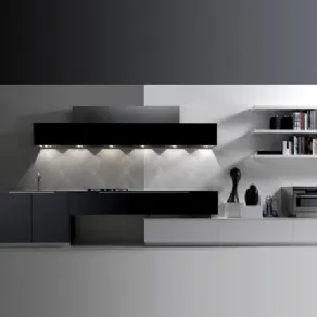 cucina lineare a parete nei colori nero e bianco, due mensole bianche sulla destra con libri e due sculture nere tra zona cottura e forni