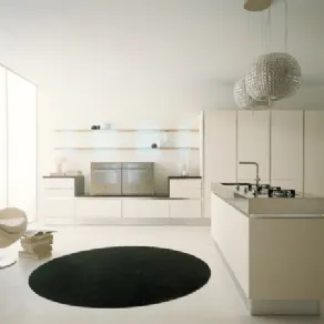 cucina living con isola nella tinta panna, poltrona design a uovo sulla sinistra in coordinato, due lampadari sferici di strass e tappeto centrale nero a cerchio
