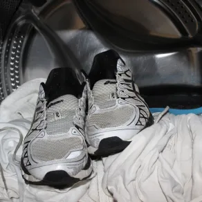 Lavare scarpe in lavatrice in poche mosse