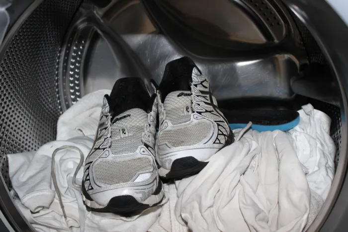 Lavare scarpe in lavatrice in poche mosse