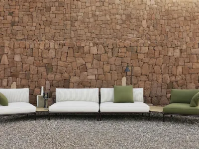 Nooch di B&B Italia permette di inserire tra le sedute un tavolino in teak o serpentino
