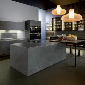 Telero di Euromobil è la cucina con isola realizzata in materiali di pregio e connotata da nuovi elementi