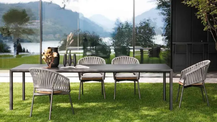 Tavoli e sedie da giardino in plastica