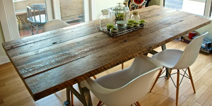tavolo in legno in legno riciclato