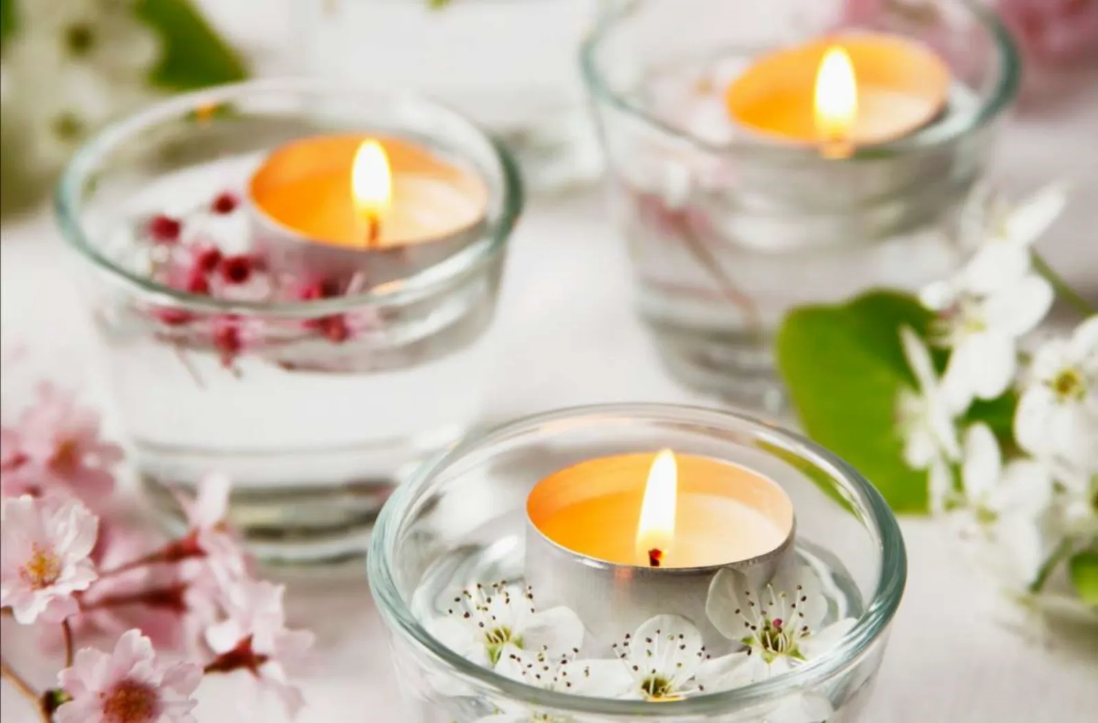centrotavola con fiori e candele