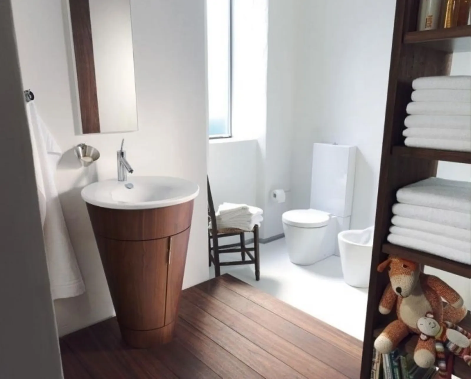 bagno lungo e stretto con doccia