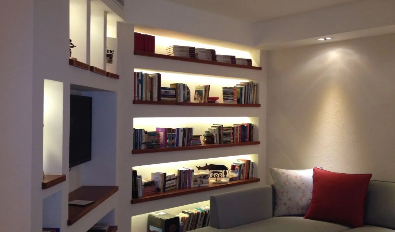 libreria in cartongesso e legno