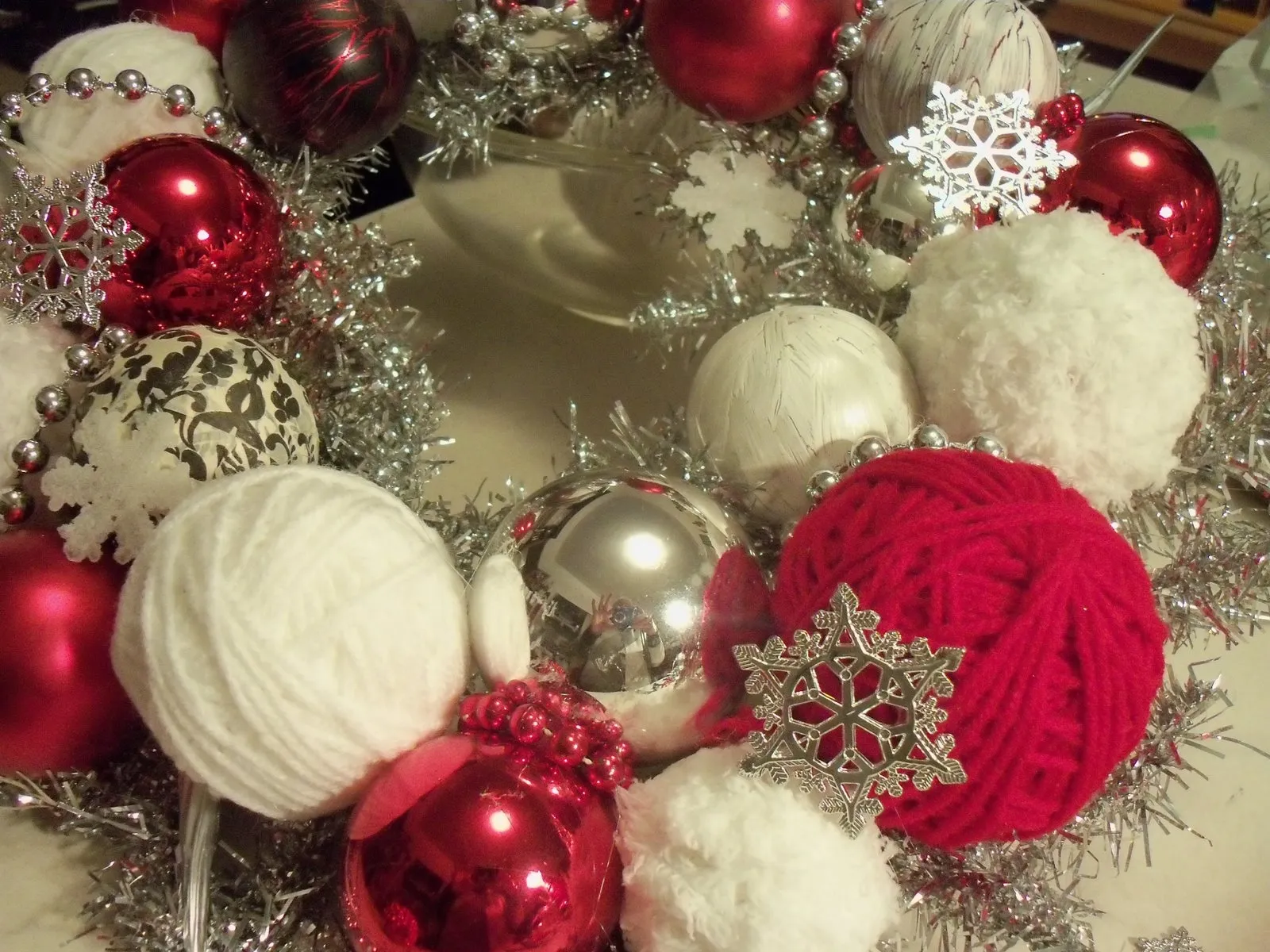 Palline Di Natale Ricoperte Di Stoffa.Palline Di Natale Per Decorare L Albero Delle Feste