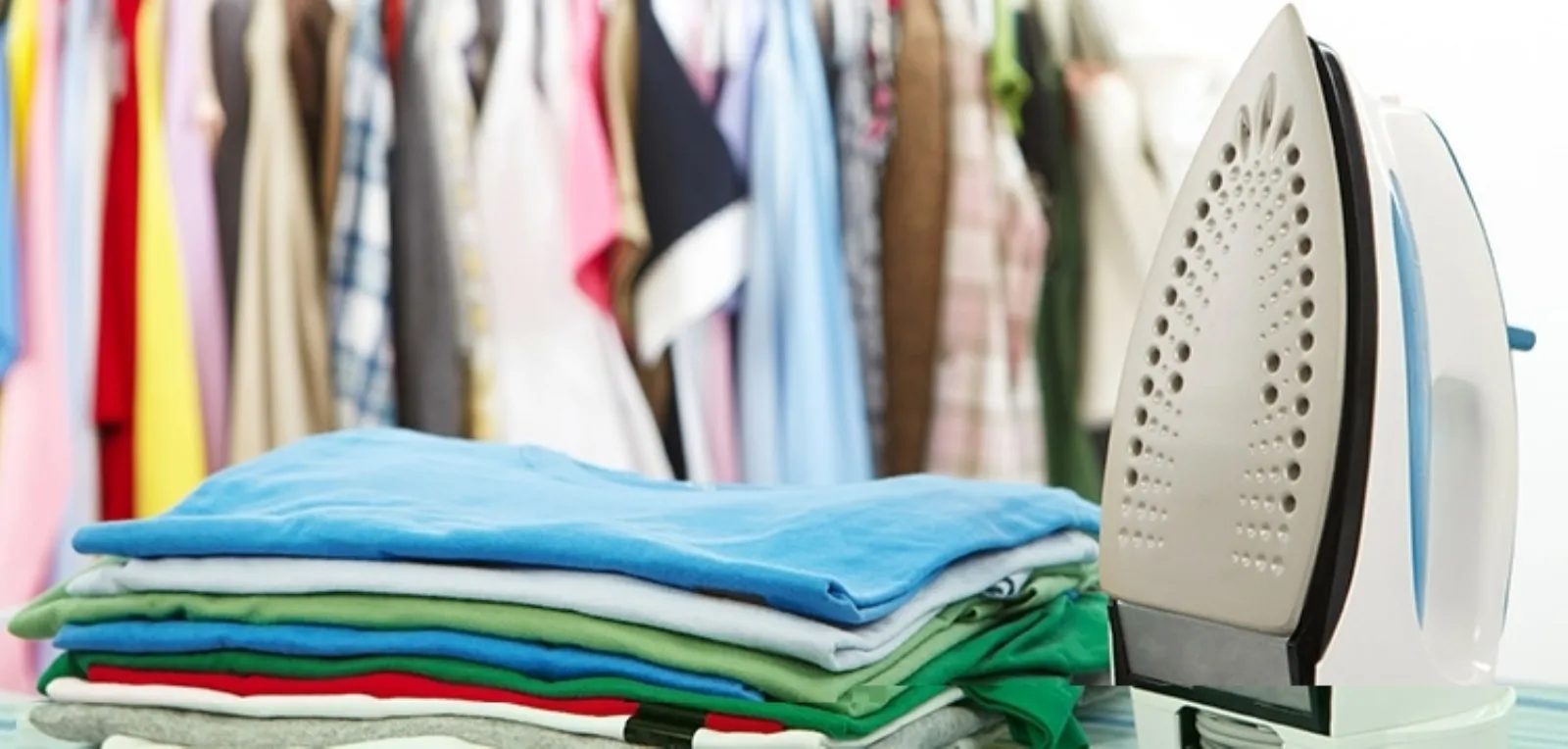 Pulire La Piastra Del Ferro Da Stiro