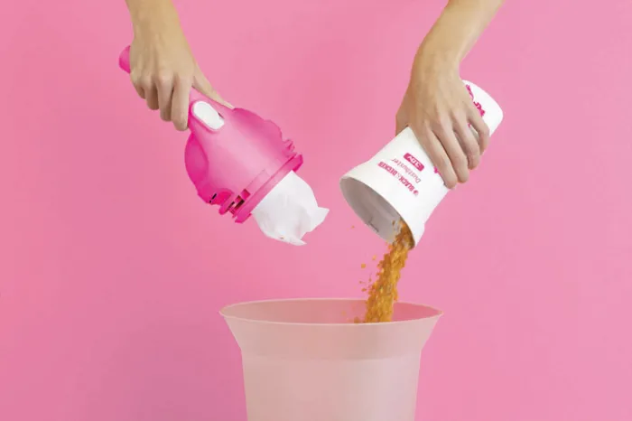 aspirapolvere a mano bianco e rosa con grafica a farfalle