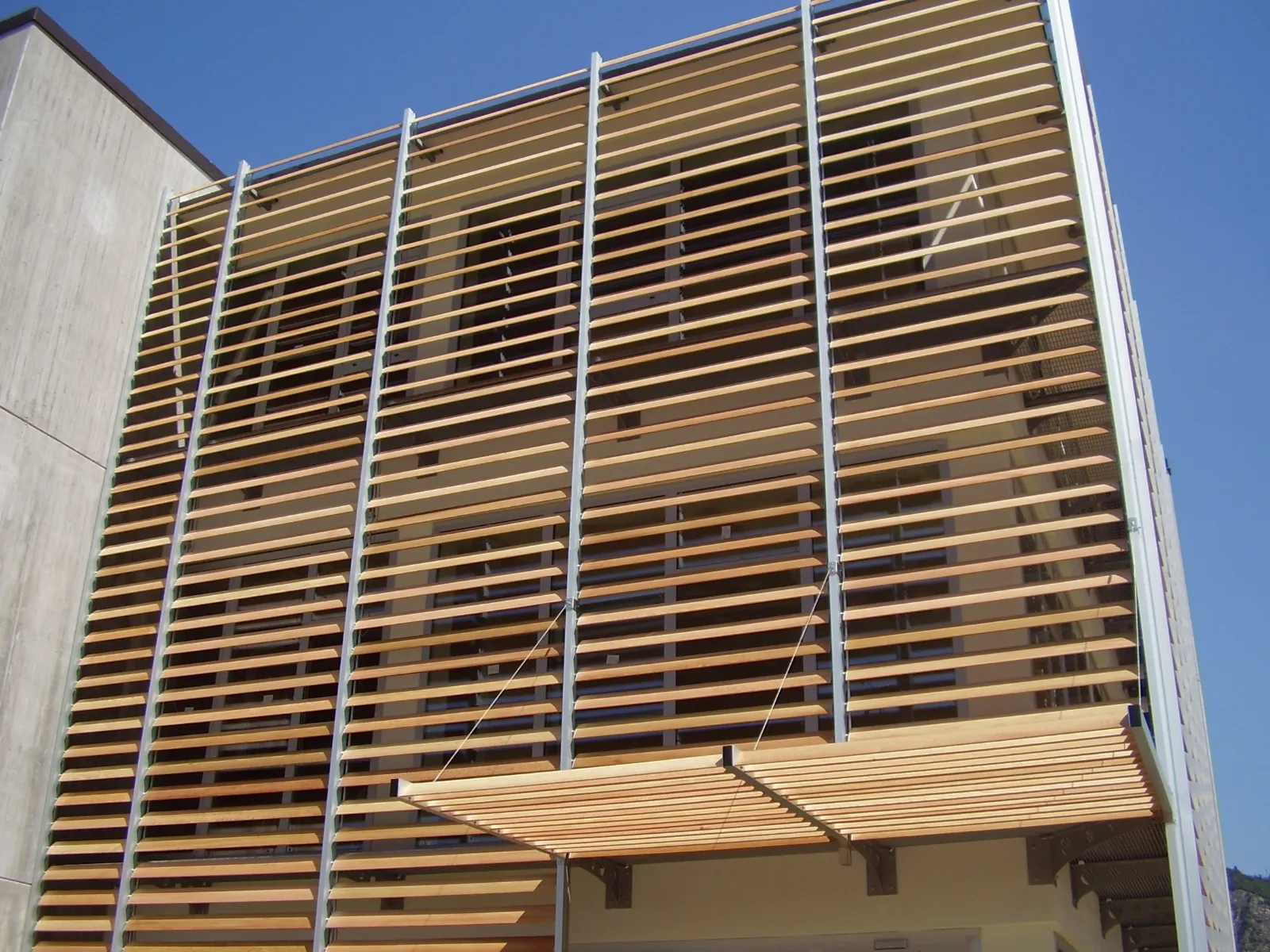 Brise soleil: sistemi di schermatura moderni finestre Brise soleil in legno