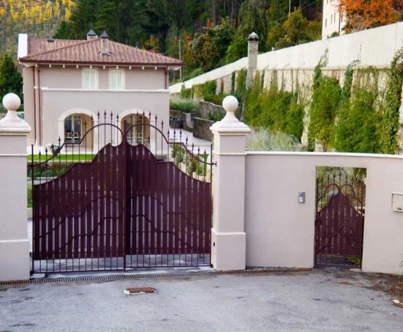 Cancelli in ferro battuto, leleganza è una sicurezza porte blindate Cancelli in ferro battuto moderni