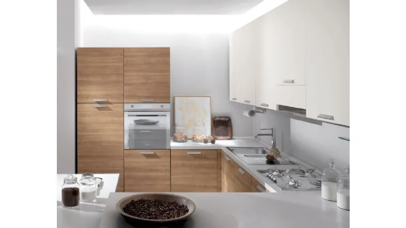 Idea di piccola cucina con penisola divisoria