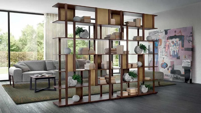 Legno e inserti in metallo verniciato per Marila by Pacini & Cappellini