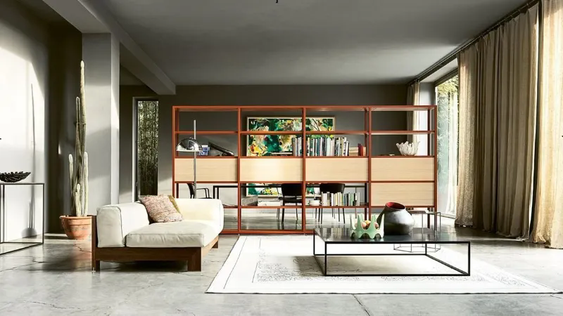 Helsinki by Desalto presenta anche vani chiusi in mdf in una struttura tubolare d’acciaio