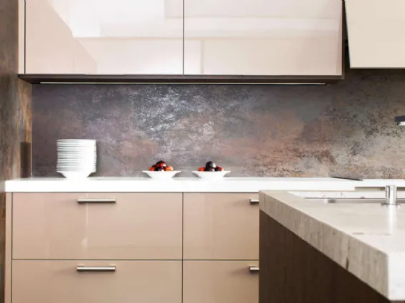 Rivestimento cucina Xlight di Porcelanosa con effetto metallico