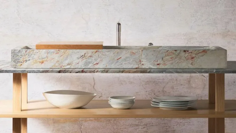 In un unico blocco di marmo il lavello AUGE Sarrancolin By Objets Architecturaux