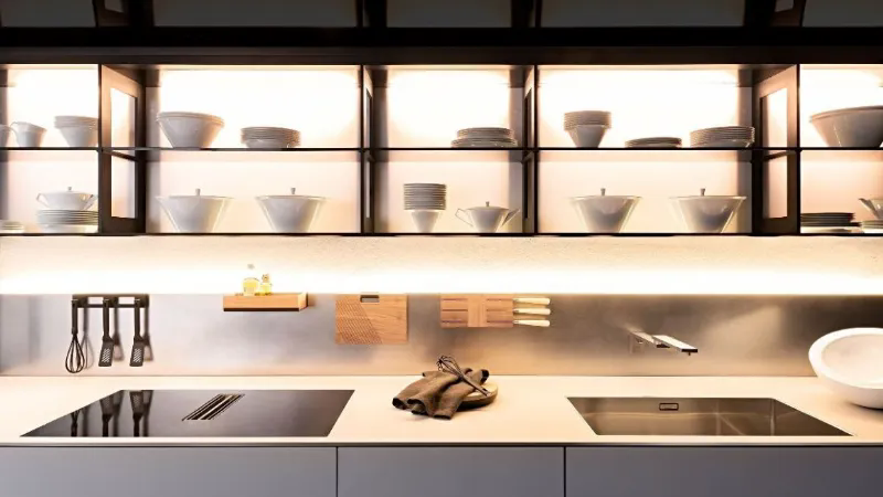 Piano cottura e zona lavello della cucina eco-tech Riciclantica di Valcucine