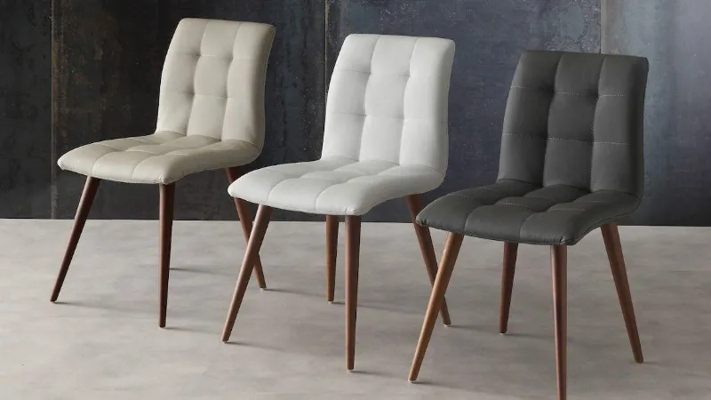 La sedia in legno ed ecopelle Konnor in vendita su Smart Arredo