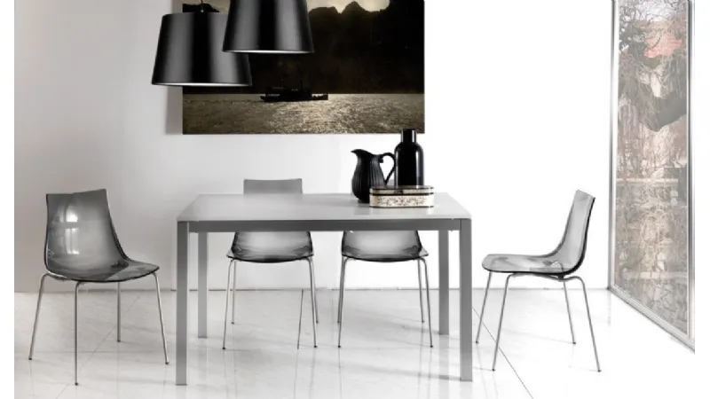 Sedia impilabile in acrilico e metallo Priscilla.