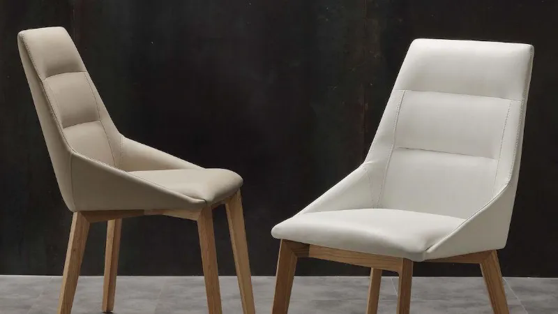 Sedia Sippo in legno massello ed ecopelle