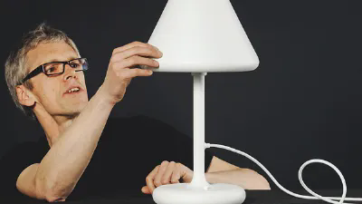 lampada con uomo