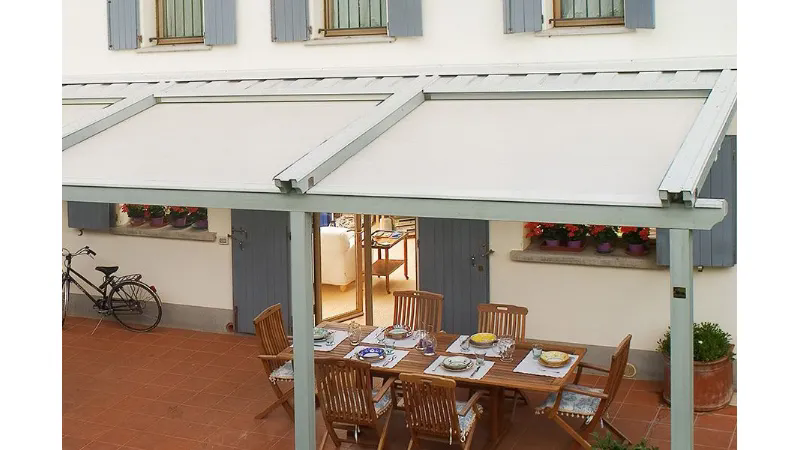 È in legno la Pergotenda 45 di Corradi