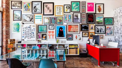 Abbellire la parete con quadri di varie misure ciascuno con la sua cornice monocromatica