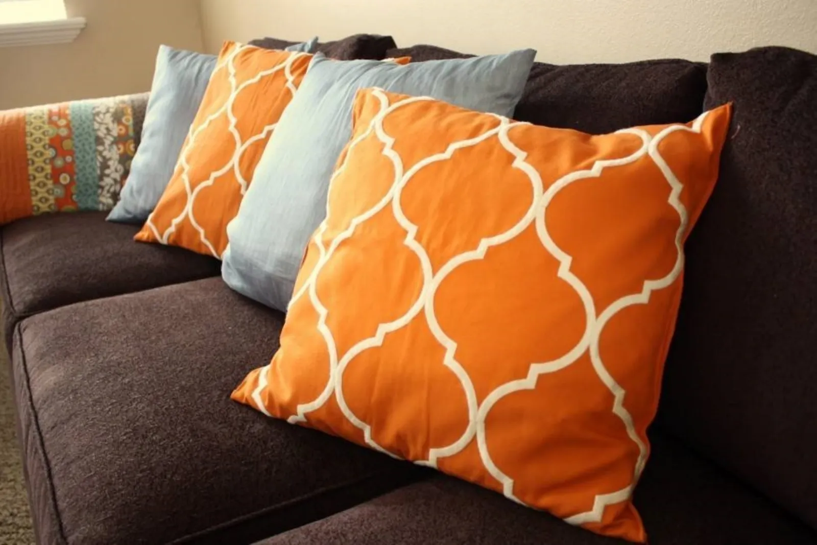 Cuscini divano complementi di arredo come arredare il for Arredare coi tessuti