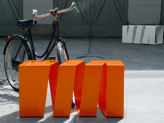 portabici da esterni design arancione con mountain-bike