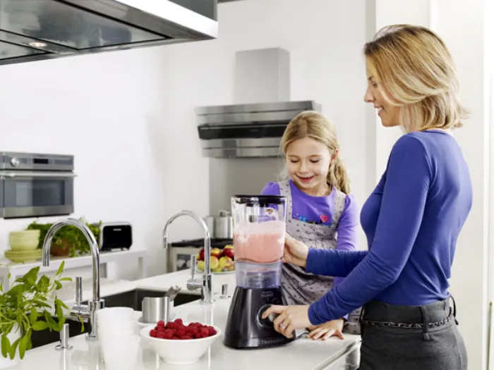 mamma e figlia che cucinano insieme