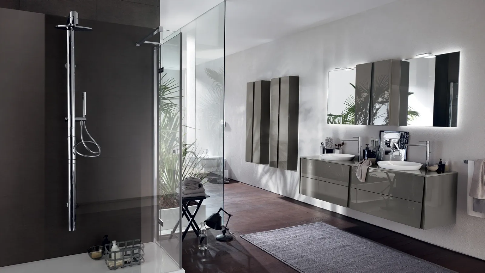 il colore scelto per i sanitari in bagno usualmente in contrasto con le pareti le quali rivestite di piastrelle di ceramica aprono un nuovo filone dello