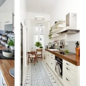Fiori, piante, pavimenti a contrasto per cucine piccole deliziose