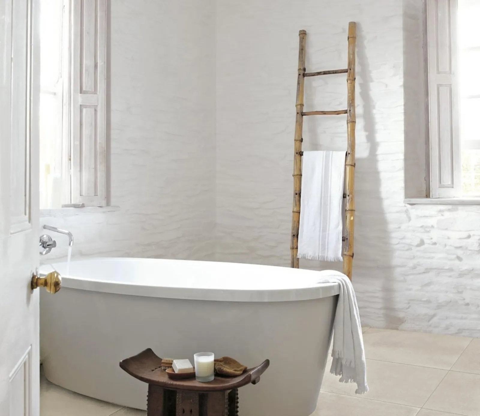 Piastrelle per un bagno bello e funzionale, maxi lastre e consigli