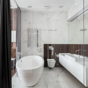 Parete in vetro al'interno di un bagno