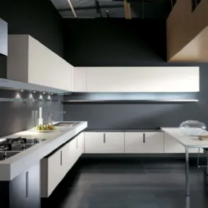 cucina bianca con pareti grigie