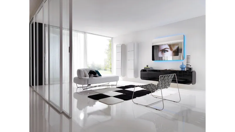 zona living bianca e nera con porte a vetri scorrevoli, schermo tv piatto, tappeto a scacchi bianco e nero