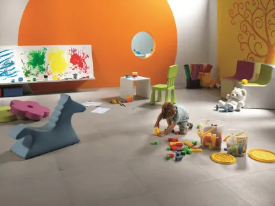 bimbo che gioca su pavimento graniti fiandre