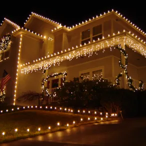casa decorata con luci natalizie