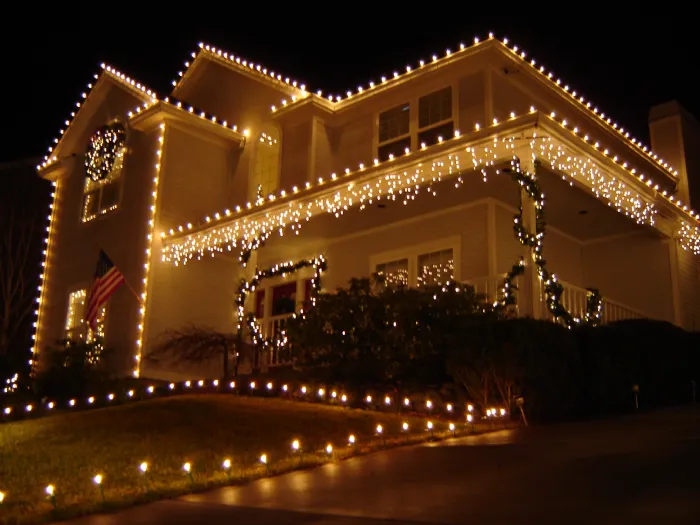 casa decorata con luci natalizie