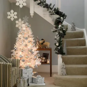 Albero di Natale con decorazioni bianche