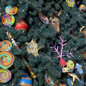 Anche lecca lecca e caramelle sono perfetti per decorare l'albero di Natale