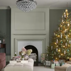 Albero natalizio con palline verdi e luci