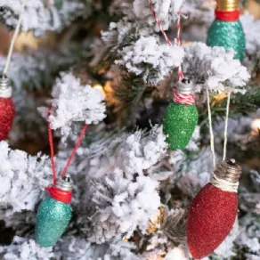 Addobbi originali per l'albero? Lampadine glitterate