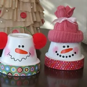 pupazzi di neve con vasi