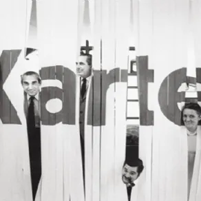 Il designer Giulio Castelli con la moglie e altri collaboratori del marchio Kartell