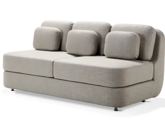 veduta di tre quarti del divano a tre posti color corda senza struttura dello schienale