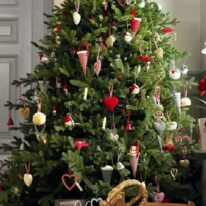 albero di Natale con decorazioni Ikea