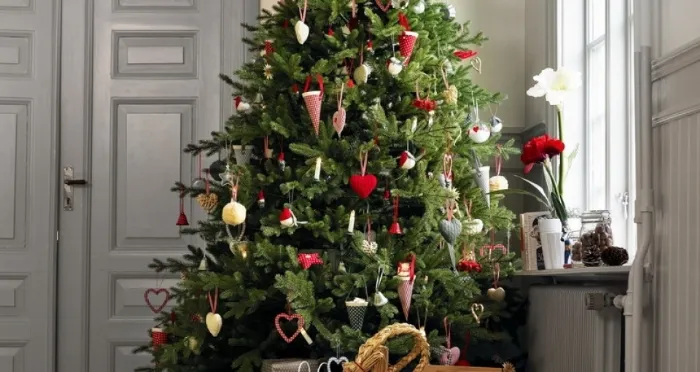 albero di Natale con decorazioni Ikea